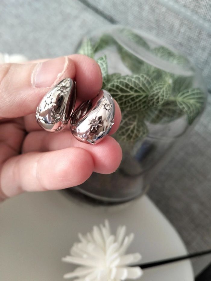 Petites créoles goutte fantaisie argentées étoiles en strass