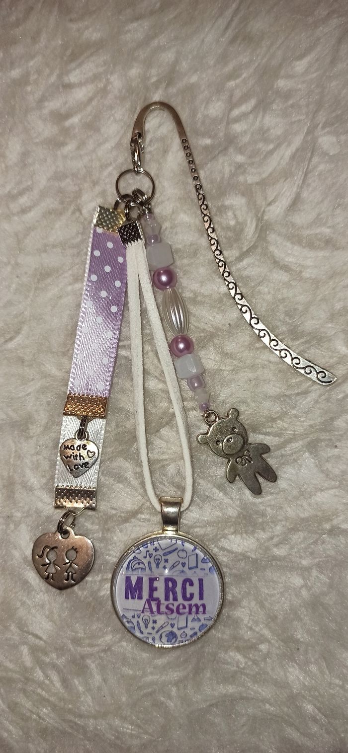 Marque page ou bijoux de sac atsem " Merci atsem "