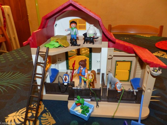 Lot playmobils la grande ferme moderne + accessoires animaux etc