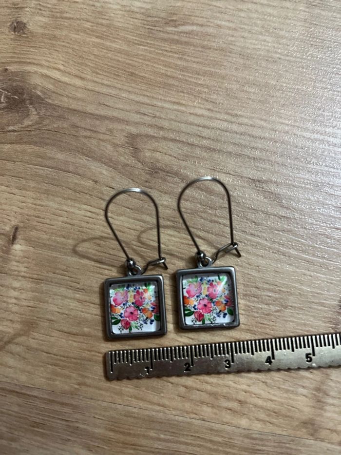 Boucles d’oreilles pendantes carrées fleurs neuves - photo numéro 2