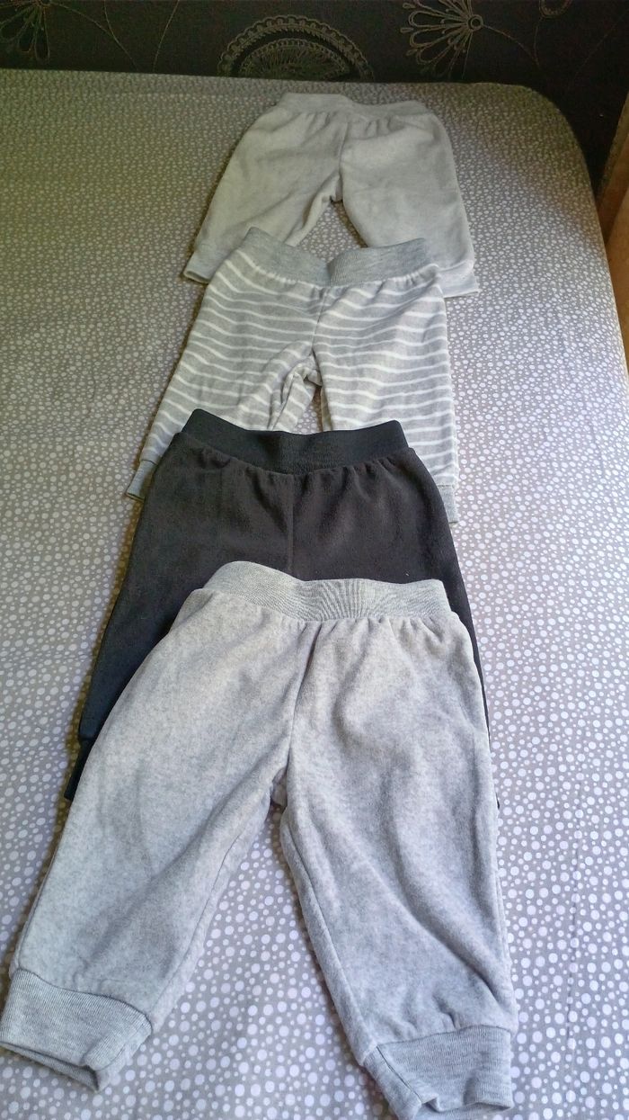 Quatres pantalons molletonnés 3 mois.