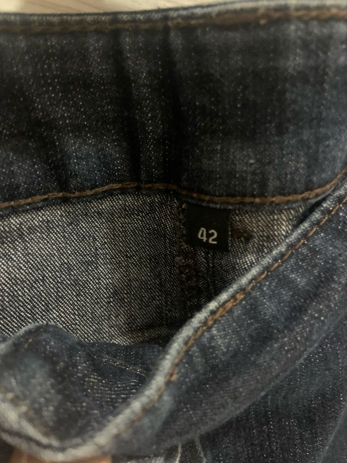 Pantalon jeans noir avec des paillettes sur le devant du pantalon - photo numéro 4