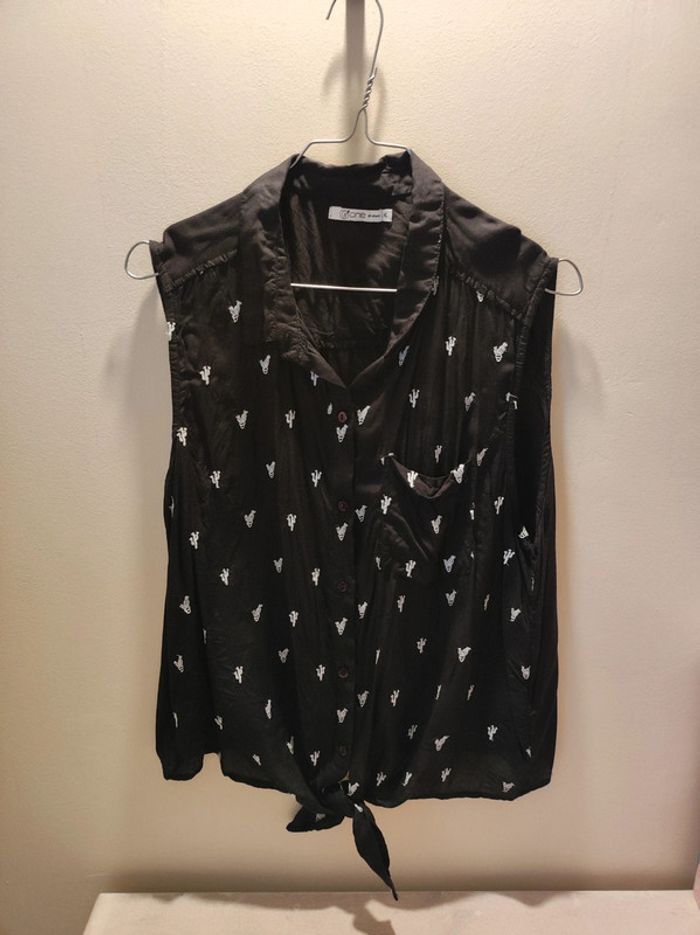 Chemise noire à motifs