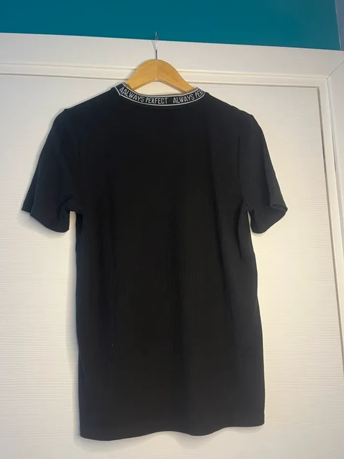 🔹 T-shirt Noir Moulant – Gémo 🔹 - photo numéro 2