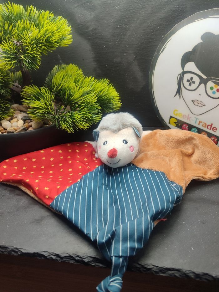 doudou hérisson marron gris beige rouge bleu étoile rayé Carré Noeud Sc Consys