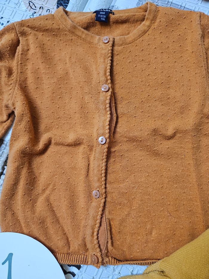 Lot 2 gilets moutarde 18 mois - photo numéro 3