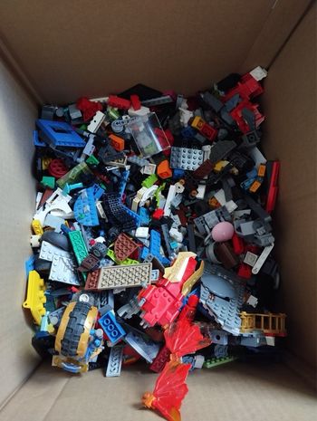 700 pièces LEGO OFFICIELLES 