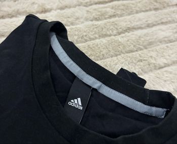 T-shirt noir Adidas logo – Taille M – Très bon état – Sport / Streetwear 