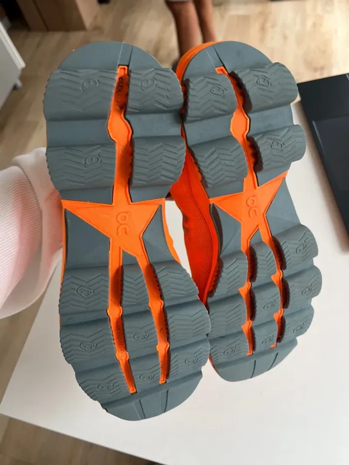 On Running CloudSurfer Taille 40 - photo numéro 4