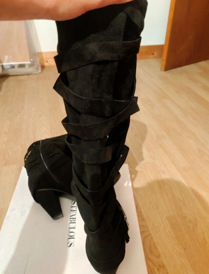 Bottes noires - photo numéro 3