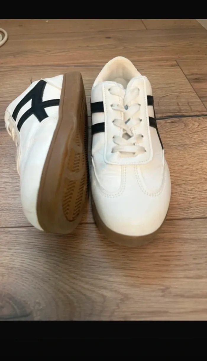 Baskets blanches à bandes noires – Taille 37 – look sport & streetwear
