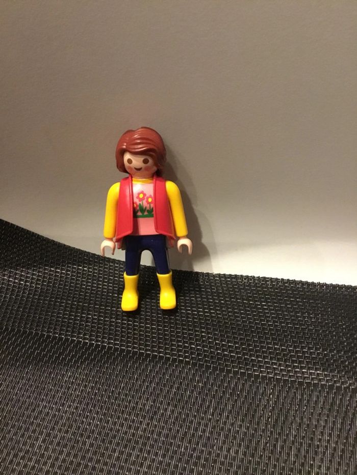 Playmobil figurine femme brune pantalon et bottes jaunes haut à fleurs