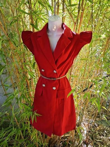 Superbe robe tailleur rouge vif avec des boutons dorés & les épaules volantées