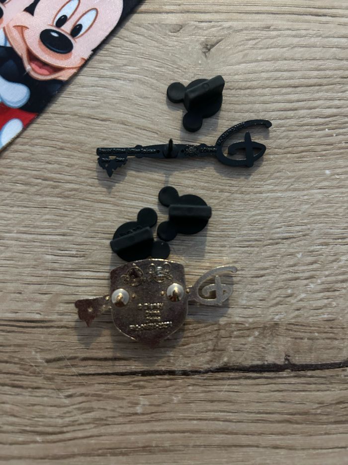 Pin’s Disney clés mystères + Lanière - photo numéro 2