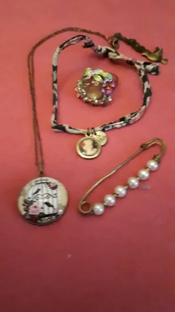Lot de bijoux vintage