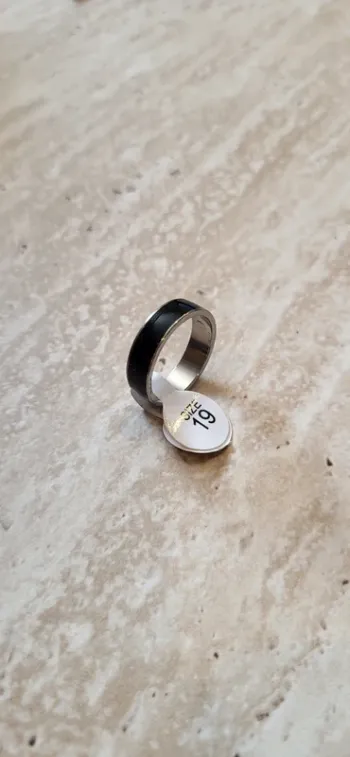 Bague acier argentée avec bande noire – Taille 19
