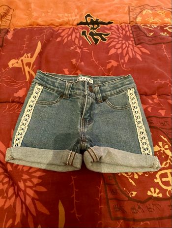 Jolie short fille taille 4 ans🦄