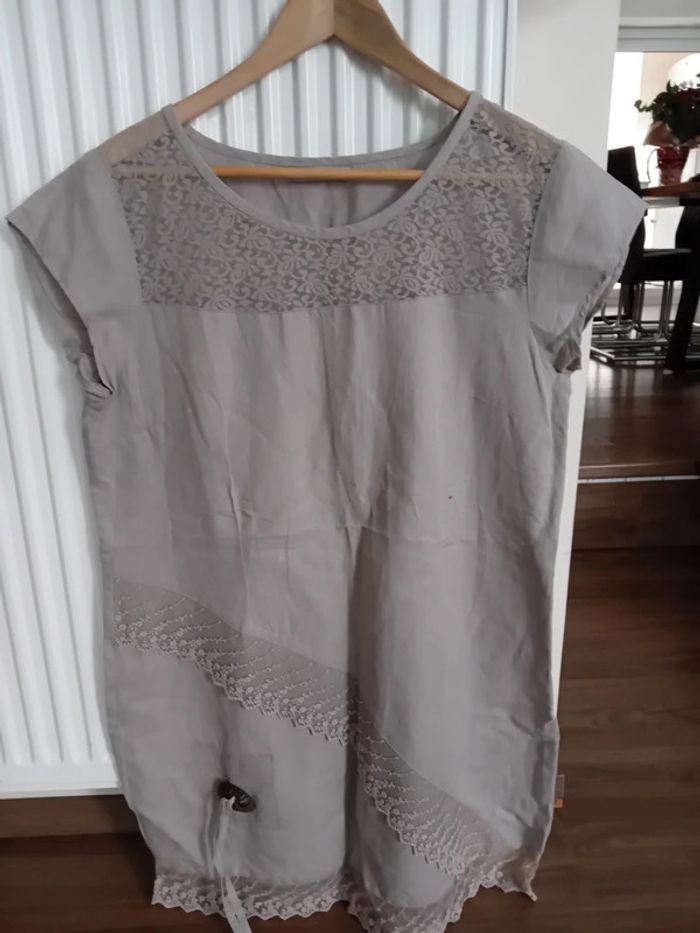 Robe beige 44 blanche porte