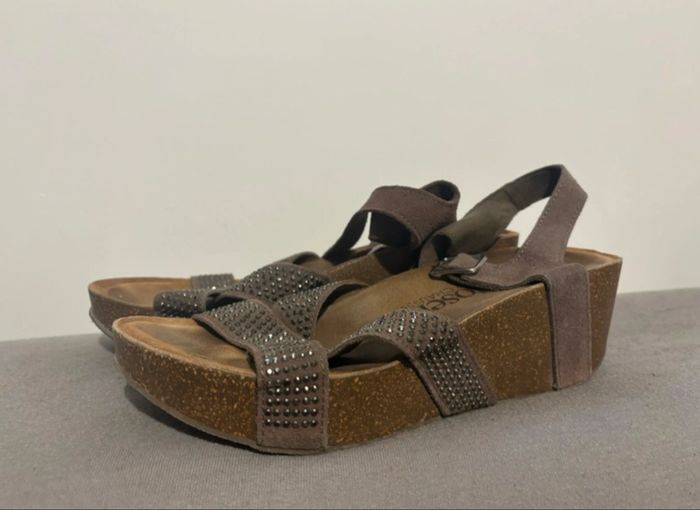 Nues pieds femme à talons