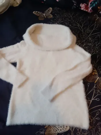 Joli pull blanc angora grand col taille 44