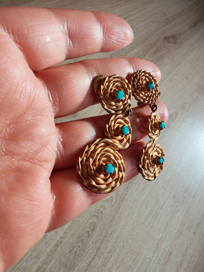 Clips d'oreilles pendants en spirale dorée avec le centre turquoise - photo numéro 7