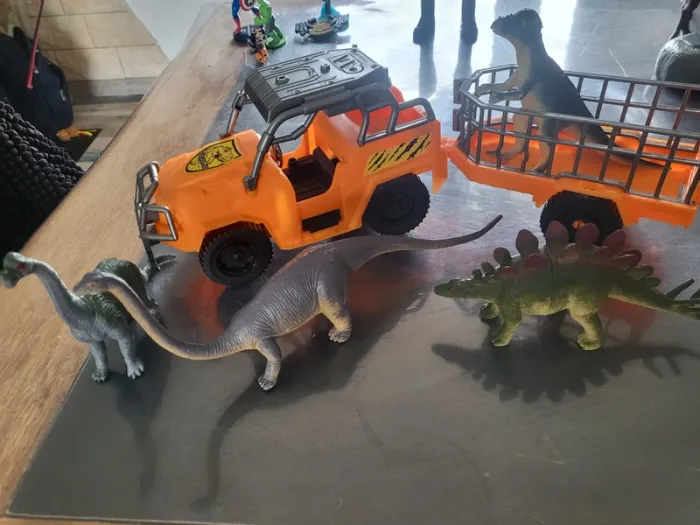 Lot dinos avec véhicule - photo numéro 2