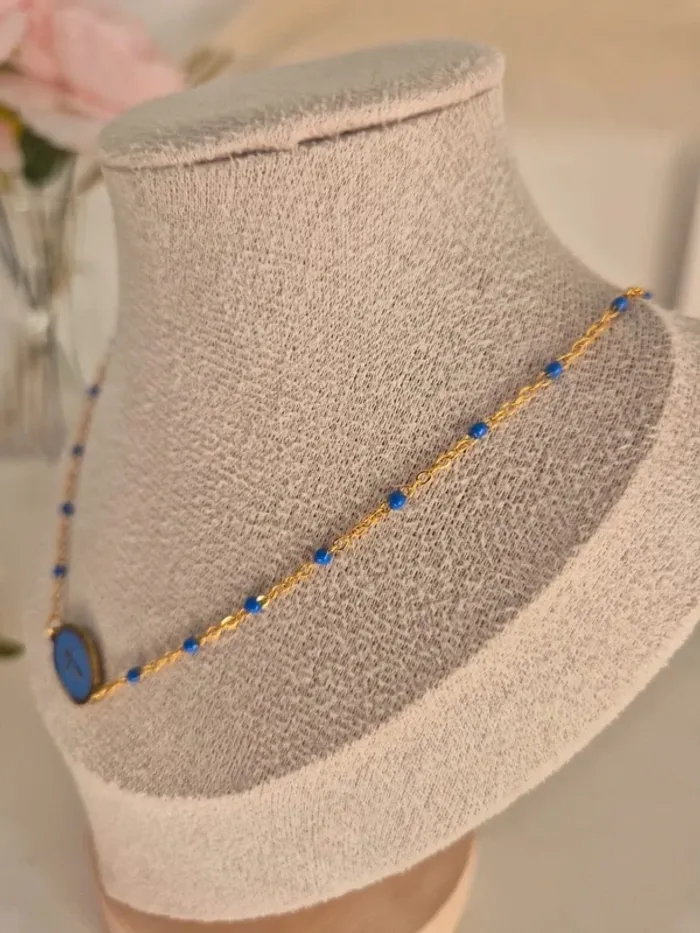 Collier style gigi dorée en acier inoxydable
🌸 perles résines bleu  avec médaille croix - photo numéro 3