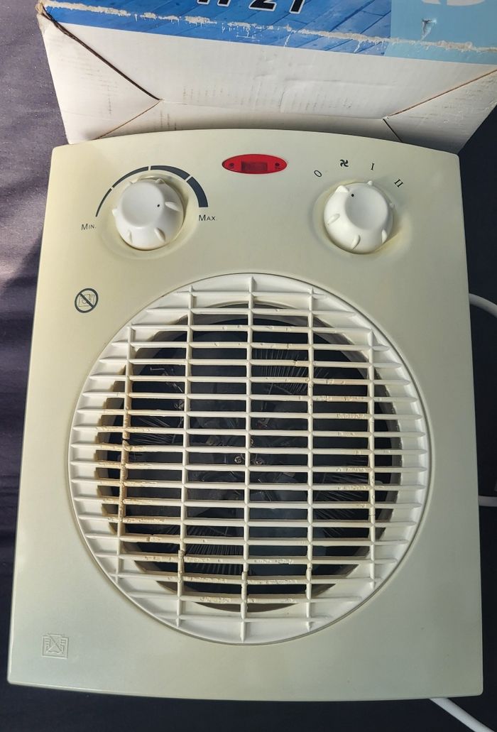 Chauffage- Radiateur ou ventilateur d'appoint attention bien lire l'annonce svp, 
✋️il fonctionne parfaitement par contre prévoir un nettoyage de l'interieur.💪
Prix : 10 euros
Envoi possible ou remise en main propre à Rueil-Malmaison (place - photo numéro 20