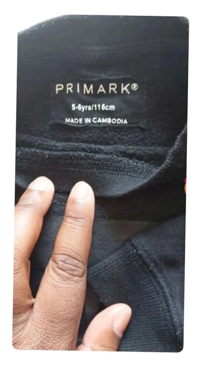 Lot de 2 sweats noir et rouge,  Primark,  en très bon état, taille 5/6 ans - photo numéro 4
