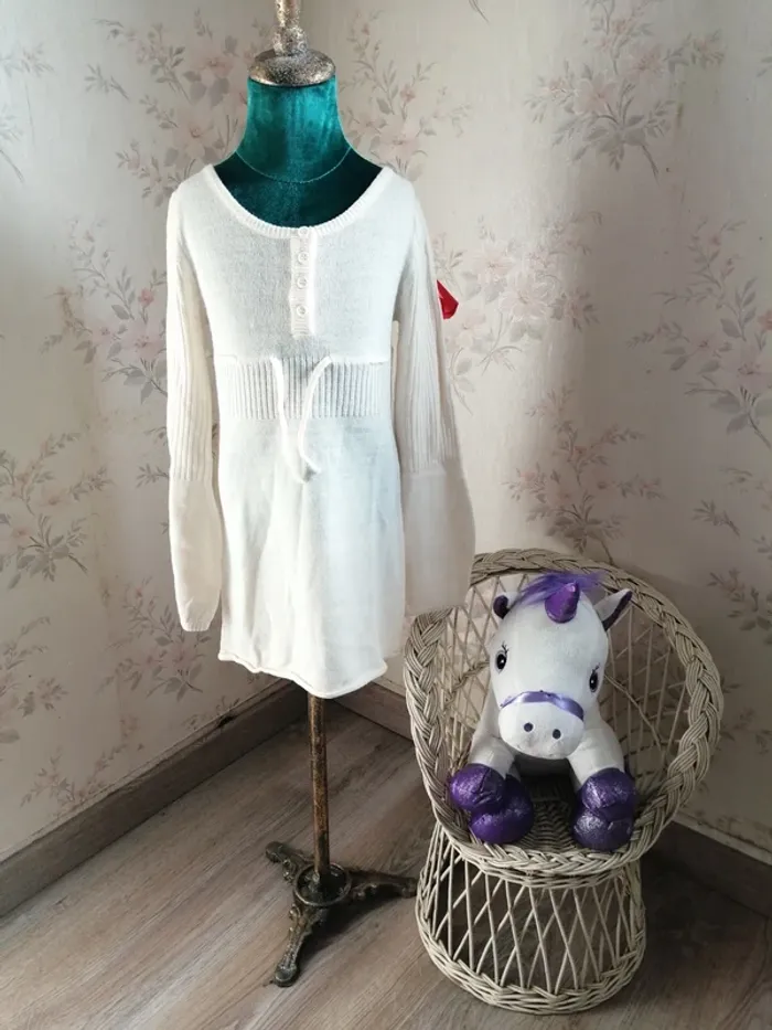 Robe pull blanche crème avec boutons manches bouffantes et lien / on the town / (8ans)
