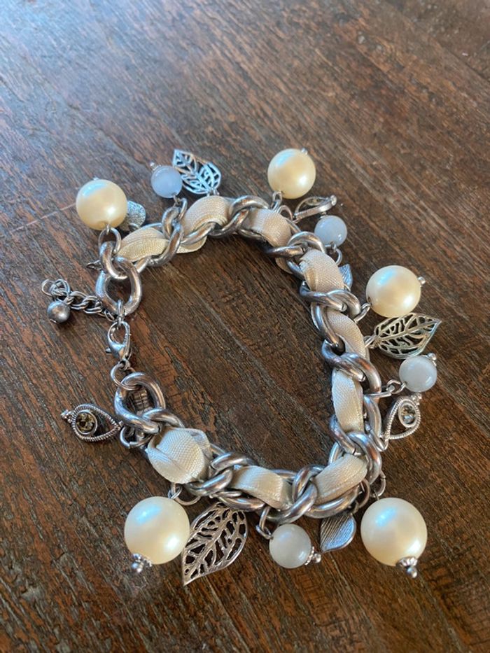 Magnifique bracelet avec strass, tissu, perles et feuilles - photo numéro 4
