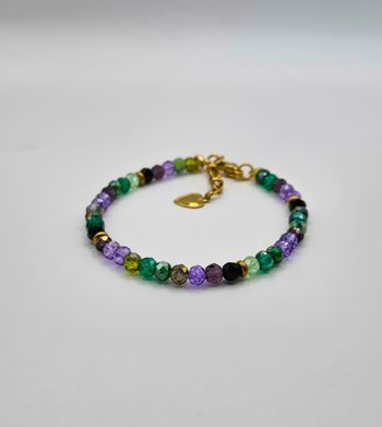 Bracelet doré petites perles vertes et violettes