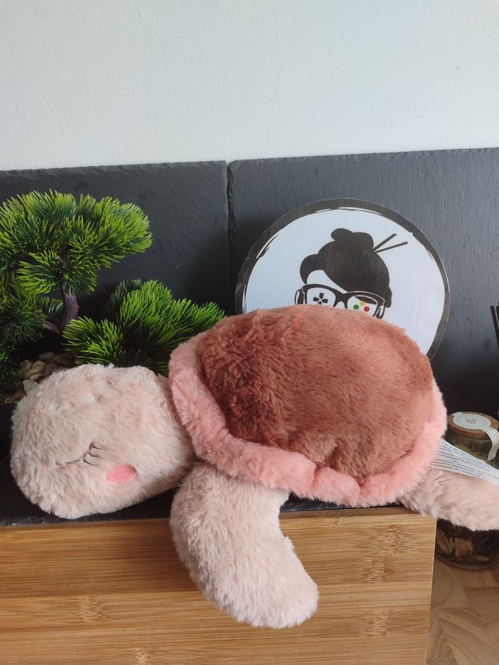 Peluche Tortue De Mer Zélie Amadeus doudou endormi rose les petits Rond PE245