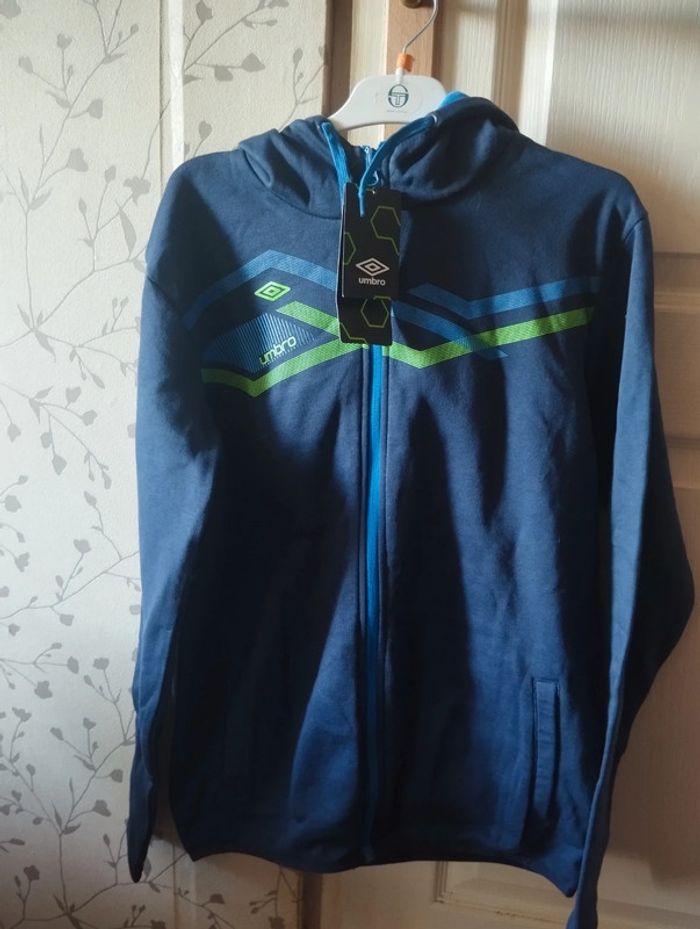 Neuve Veste à capuche Umbro taille 13-14 ans sport