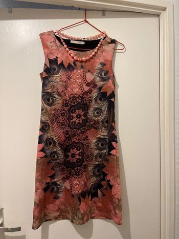 Merveilleuse robe taille 1 On dirait un tableau tellement le motif est beau