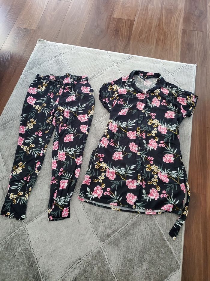 Lot 2 pantamons + 1 chemise et 1 ensemble a fleur t.L - photo numéro 3