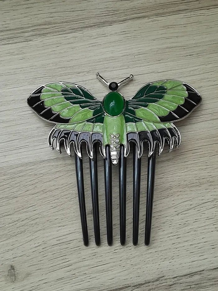 Peigne Papillon Titanic porté par Rose