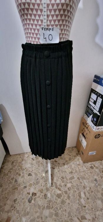 Jupe, plissé, noir, en très très bon état, en polyester, taille élastique 35cm, longueur 82cm