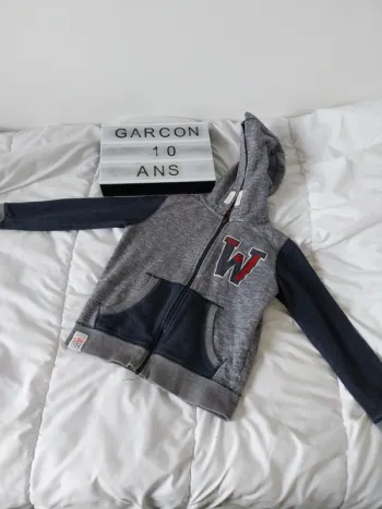 Gilet zippée  capuche  garçon 10 ans C&A
