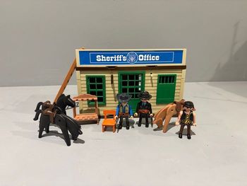  Playmobil Bureau sheriff Sherrif’s Office 3 personnages 1 sheriff, 1 policier  et 1 voleur 3 chevaux