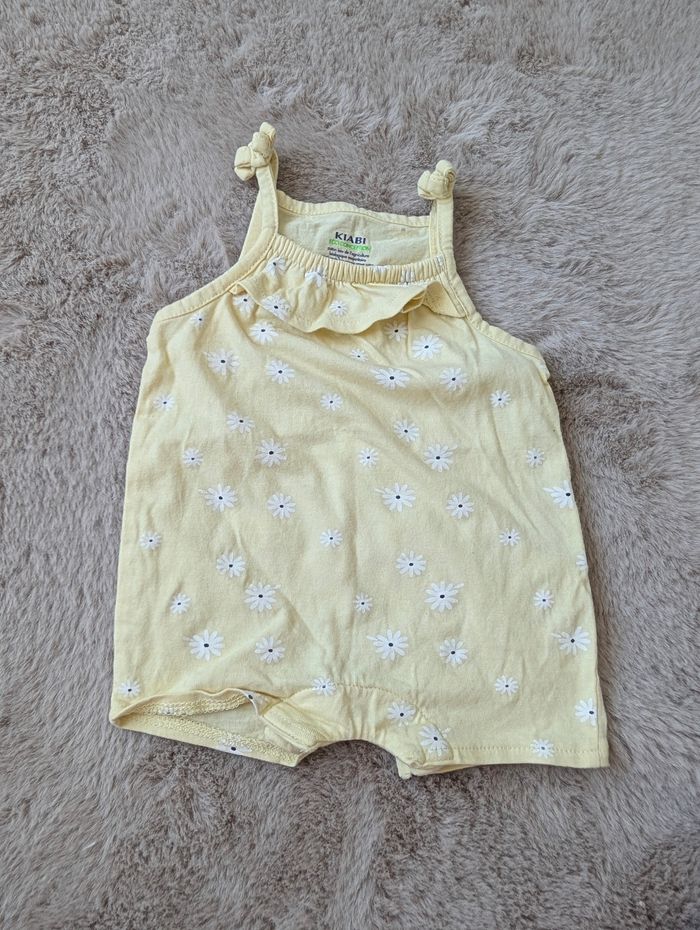 Combishort jaune pâle avec fleur - Kiabi - 3 mois