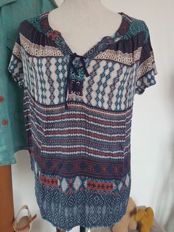 Blouse multicolore, lien devant. Taille42, 54cm aux aisselles, 61cm de haut.