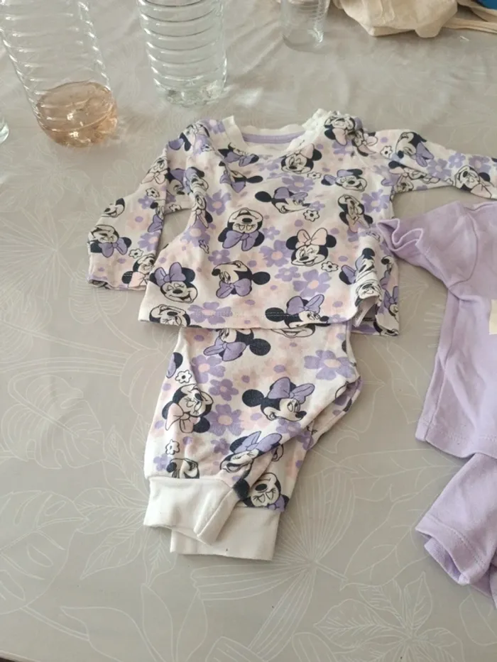 Lot 2 pyjamas Disney et 2 attaches tétines - photo numéro 2