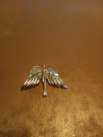 Broche dorée ange
