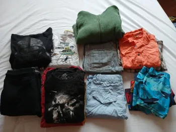 Lot de 17 vêtements 8ans