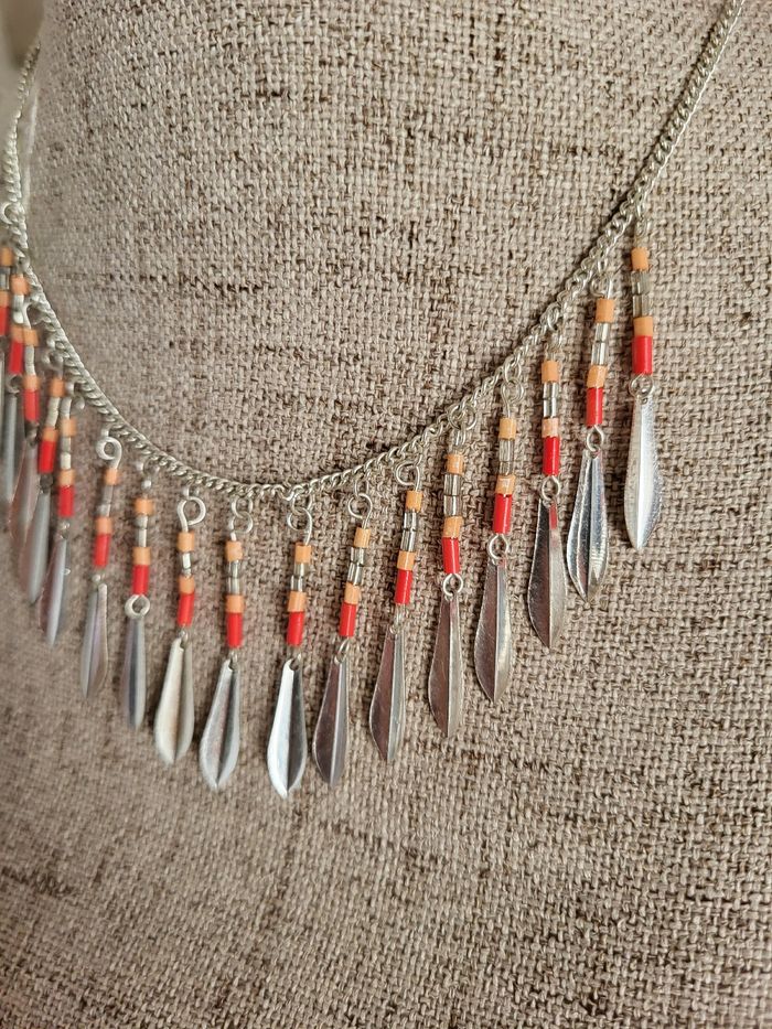 Collier argenté perles ton orange corail et
plumes - photo numéro 2