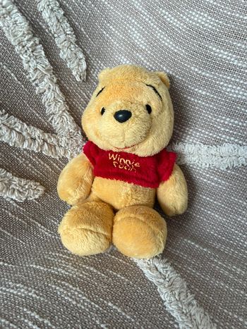 Peluche doudou 19cm Disney Winnie l’ourson ours rouge et jaune très bon état