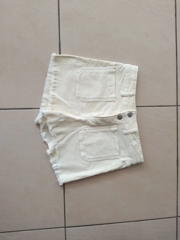 Short jaune pale