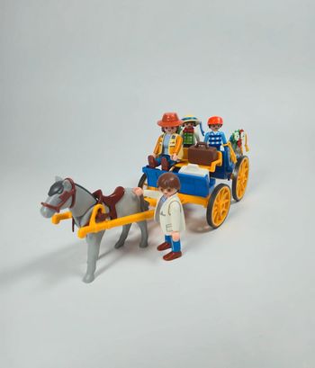 Playmobil Famille avec calèche Bleue et roue jaune