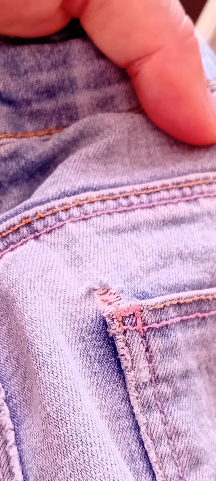 Jean avec petites déco roses. - photo numéro 3